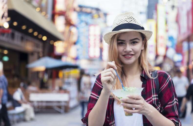 Une femme qui mange une glace dans la rue