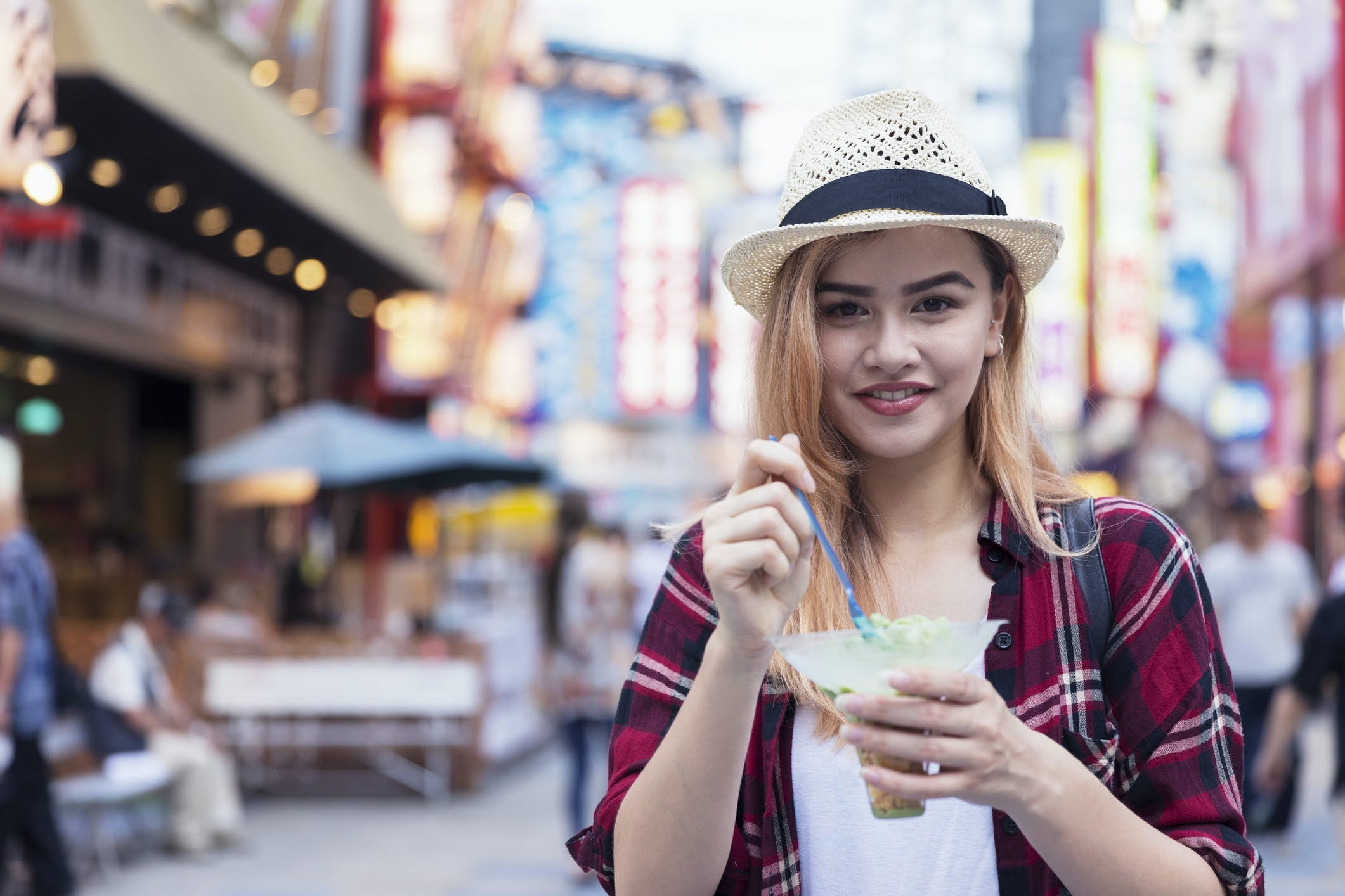 Une femme qui mange une glace dans la rue